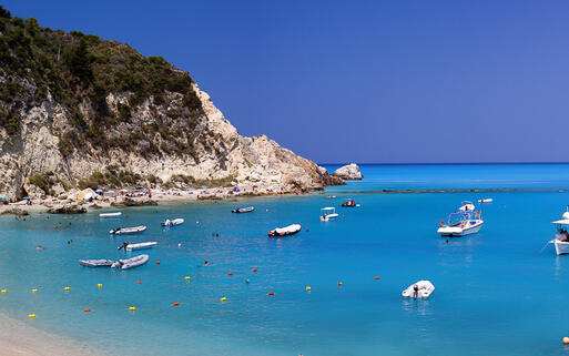 Kleine Boote vor dem Strand von Aghios Nikitas © Tramont_ana  / Shutterstock.com