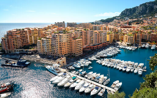 Blick auf die luxoriösen Yachten im Hafen von Monaco © Valery Bareta / Shutterstock.com