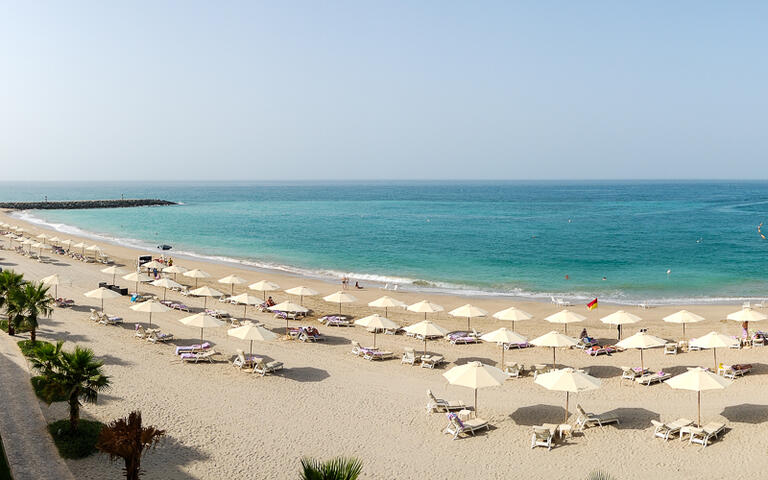 Panoramablick auf den Strand eines luxoriösen Resorts In Fujairah, VAE © slava296 / Shutterstock.com