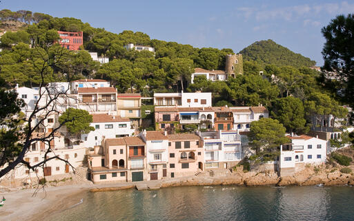 Ein kleines Dorf mit Hafen an der Costa Brava © kubais / Shutterstock.com