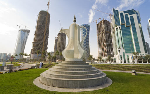 Skulptur einer Dallah Kaffeekanne vor der Skyline von Doha, Qatar © Darren Baker / Shutterstock.com