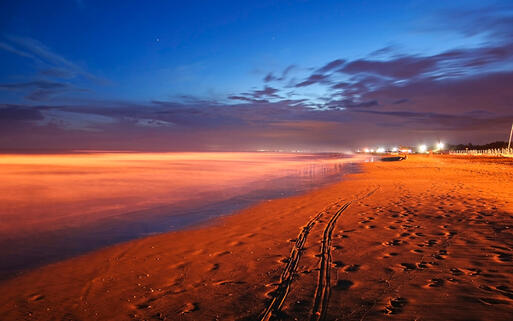 Der große Strand von Bibione bei Nacht, Venetien, Italien © Sipos Andras / Shutterstock.com
