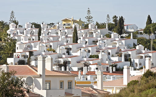 Typische weiße Häuser von Cavoeiro © ranidevi / shutterstock.com