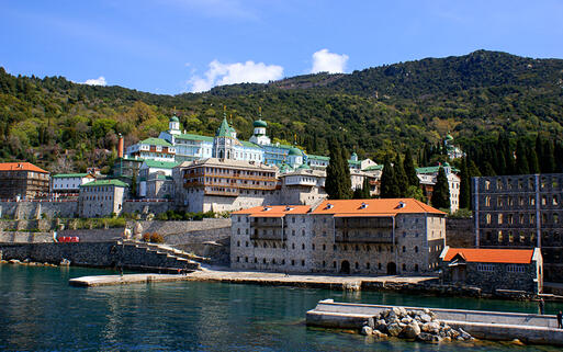 Das Panteleimonos Kloster auf der Insel Chalkidiki, Griechenland © Yiannis Papadimitriou  / Shutterstock.com
