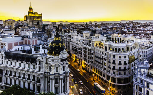 Blick auf die Gran Vía, die größte Shoppingmeile Madrids © Matej Kastelic  / Shutterstock.com