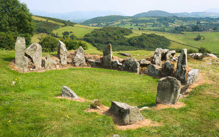 Steinzeitlicher Steinkreis und eine Grabkammer auf einem Hügel bei Ballymacdermot, County Armagh © Jane McIlroy / Shutterstock.com