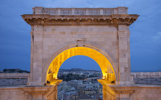 Die Bastion von Saint Remy ist Teil des Schlosses von Cagliari © Andrzej Fryda / shutterstock.com