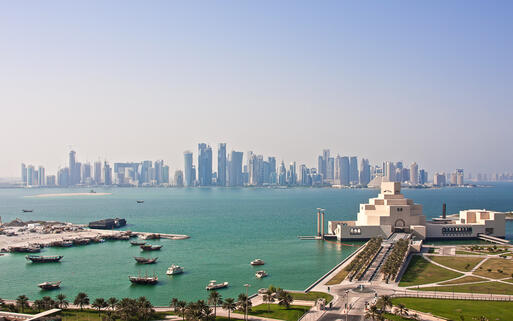 Blick auf den Hafen von Doha und die Hochhäuser im Hintergrund, Katar © Ehrman Photographic / Shutterstock.com