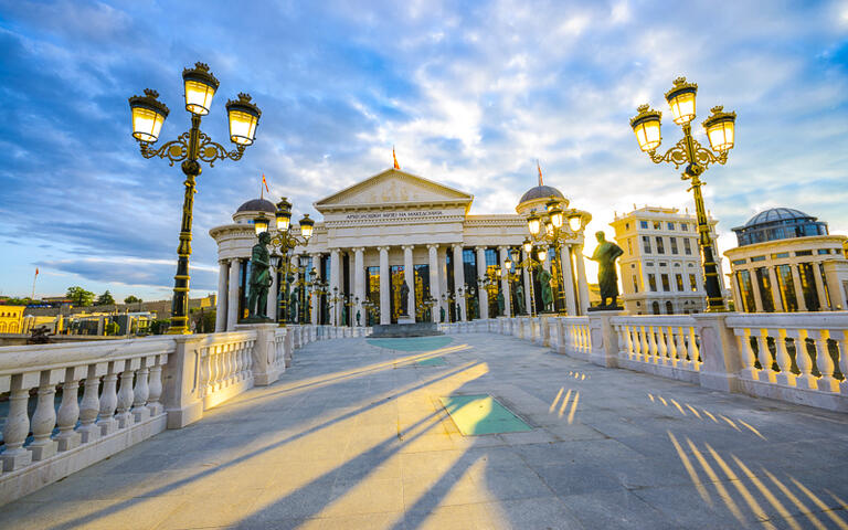 Das archäologische Museum in Skopje bei Sonnenaufgang, Mazedonien © zefart / Shutterstock.com