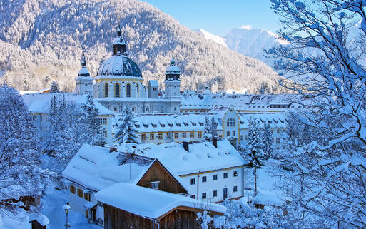 Das weltbekannte Kloster Ettal zur Winterzeit, Ettal, Deutschland © LianeM / shutterstock.com