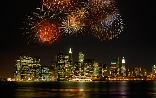 Feuerwerk über der Skyline von New York, USA © Ilja Mašík / Shutterstock.com