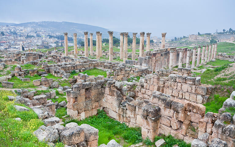 Blick auf die antike Stadt Gersas, Jordanien © vvoe  / Shutterstock.com
