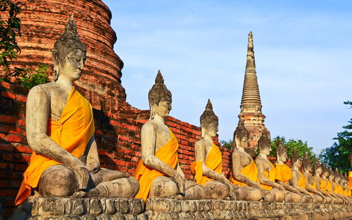 Buddha Statuen © apiguide  / Shutterstock.com