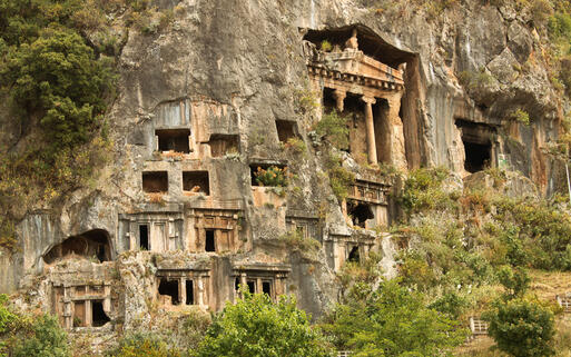 Lykische Felsgräber in der Kreisstadt Fethiye © ross-edward cairney / Shutterstock.com