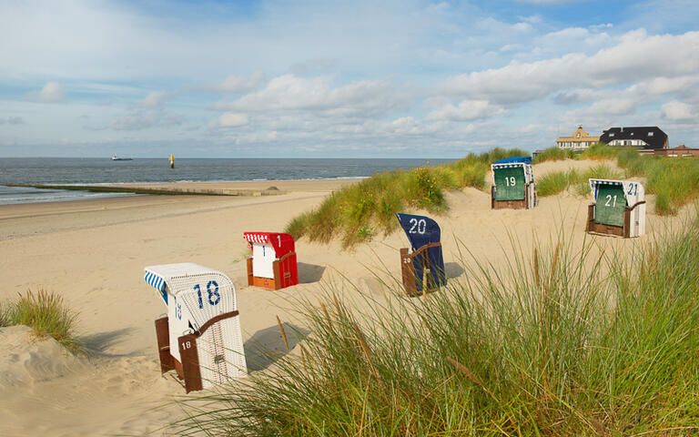 Strandstühle auf der Insel Borkum © Ivonne Wierink / shutterstock.com