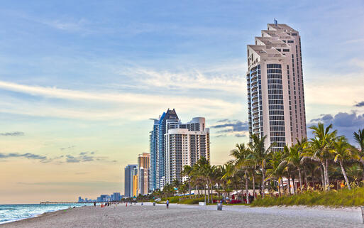 Moderne Hochhäuser am Miami Beach, Florida Ostküste, USA © Jorg Hackemann / Shutterstock.com