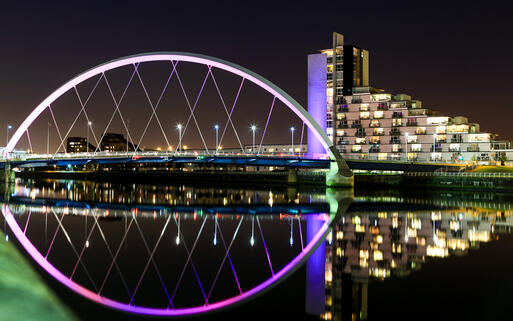 Der Clyde Arc in Glasgow bei Nacht © fujji / Shutterstock.com
