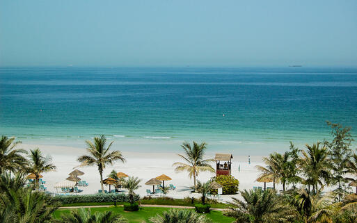 Strand in Ajman mit Blick auf den Persischen Golf © slava296 / Shutterstock.com