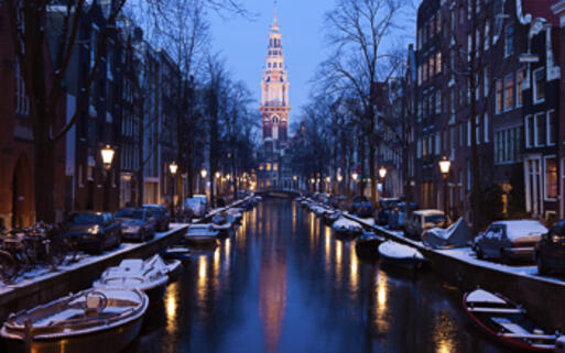Verschneite Boote in den Kanälen von Amsterdam © Henryk Sadura / Shutterstock.com