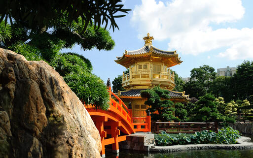 Der goldene Pavillion und die Gärten des Klosters Chi Lin © TungCheung  / Shutterstock.com