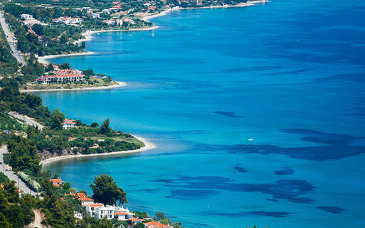 Die Buchten und kleinen Dörfer inmitten Pinienbewachsener Hügel auf der Halbinsel Kassandra © Dushenina / Shutterstock.com