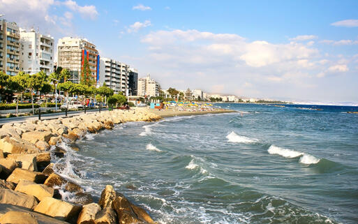 Die Küste von Limassol, Zypern © ruzanna / Shutterstock.com