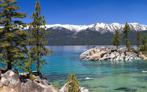 Der See Lake Tahoe mit Blick auf die Sierra Nevada, USA © topseller / Shutterstock.com