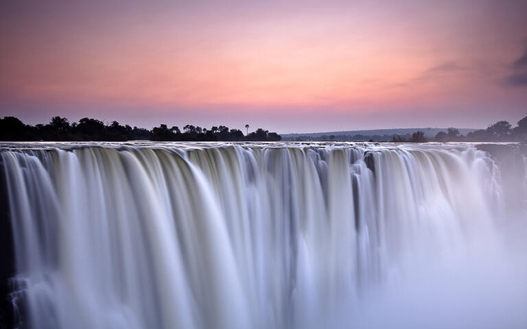 Wasserfall in der Morgendämmerung © 2630ben / Shutterstock.com