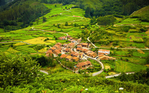 Ein typisches Dorf im Tal von Saja, Kantabrien © Jose Ignacio Soto / Shutterstock.com
