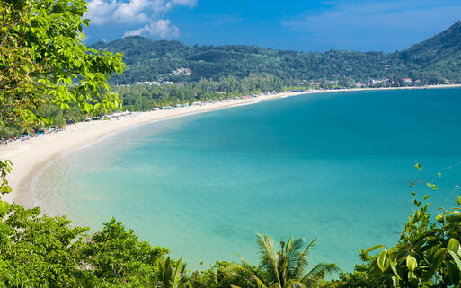 Blick auf den beliebten Kamala Beach in Phuket, Thailand © Phil Date  / Shutterstock.com