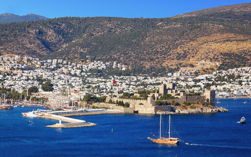 Blick auf den Hafen Bodrums und auf das Kastell von St. Peter © Dimos  / Shutterstock.com