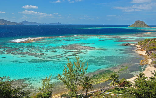 Karibische Lagune an der Küste von Union Island © Pawel Kazmierczak / Shutterstock.com