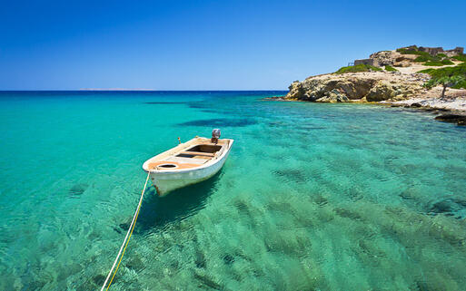 © Patryk Kosmider Boot in wunderbar türkiser Bucht © Patryk Kosmider