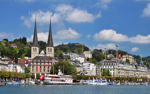 Luzern mit der Hofkirche St. Leodegar © Emi Cristea / Shutterstock.com