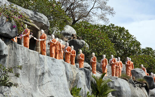 Statuen von buddhistischen Mönchen im Tempel von Dambulla © Jane Rix / Shutterstock.com