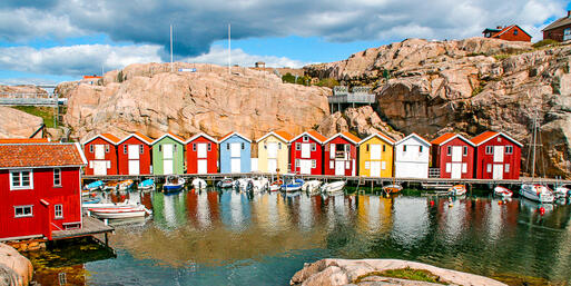 Schwedische Küste mit typisch skandinavischen bunten Holzhäusern © sigurcamp / Shutterstock.com