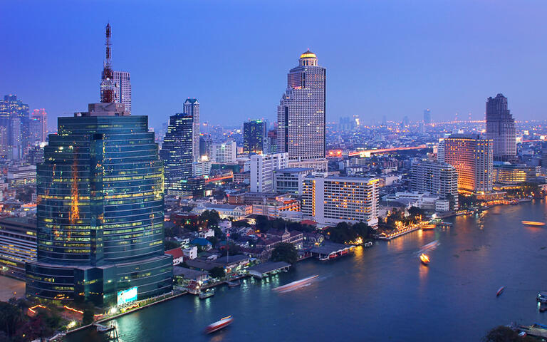 Blick auf Bangkok City in der Abenddämmerung, Thailand © worradirek / Shutterstock.com