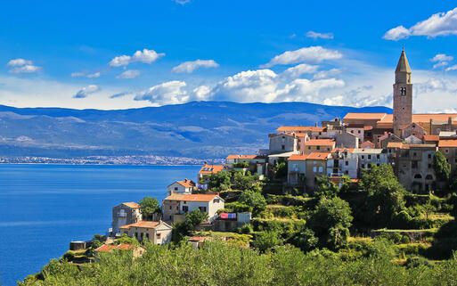 Blick auf die Stadt Vrbnik auf Krk © xbrchx / Shutterstock.com