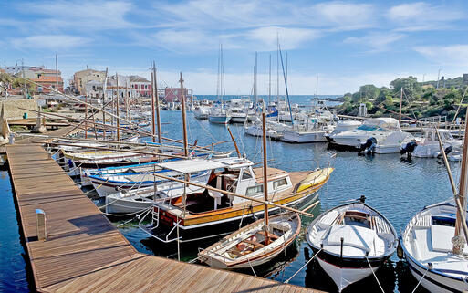 Der Hafen des lieblichen Fischerortes Stintiono © Gabriele Maltinti / shutterstock.com