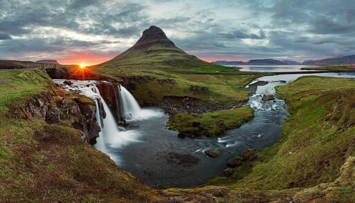 Der Berg Kirkjufell umgeben von malerischer Landschaft in Island © TTstudio / Shutterstock.com