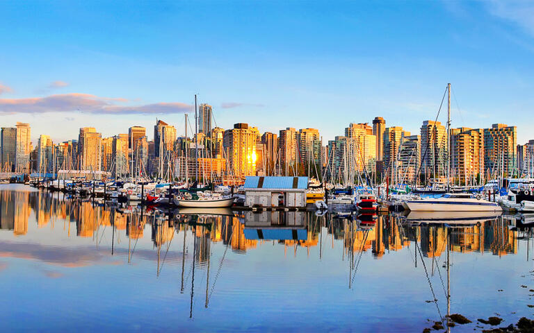 Blick auf die Skyline von Vancouver bei Sonnenuntergang © jakobradlgruber / Shutterstock.com