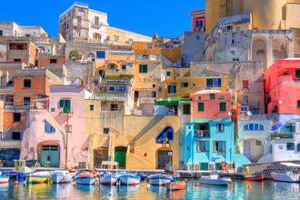 Die bunten Häuser auf der Insel Procida © Francesco R. Iacomino / Shutterstock.com