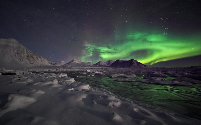 Mystische Winterlandschaft mit Nordlichtern in Island © Incredible Arctic / Shutterstock.com