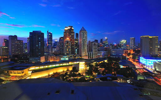 Skyline von Makati bei Nacht © skyearth / Shutterstock.com