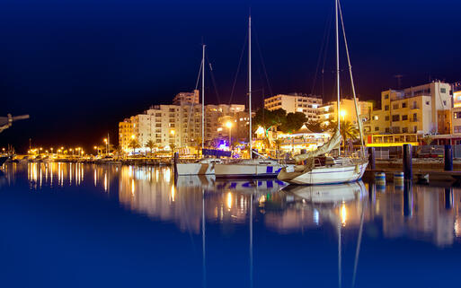 Der Hafen von San Antonio de Portmany bei Nacht, Ibiza © holbox / shutterstock.com