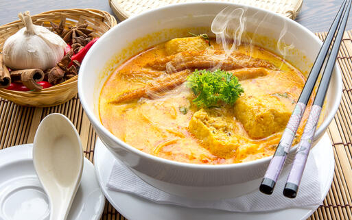 Feurig scharfes Curry © manzrussali  / Shutterstock.com