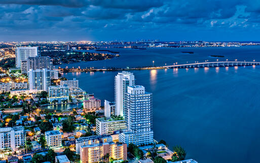 Die Biscayne Bay und Miami Beach bei Nacht, Florida, USA © Daniel Korzeniewski / Shutterstock.com