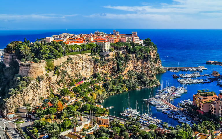 Der Felsen von Monaco. Hier befinden sich die Altstadt, das Ozeanographische Museum und der Fürstenpalast. © ostill / Shutterstock.com