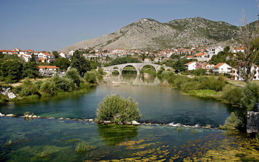 Arslanagic Brücke in Trebinje © Dan Tautan / Shutterstock.com