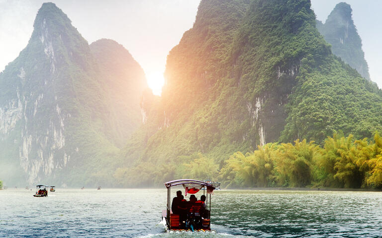 Der Yu Long Fluss und die Berge in Guilin, China © fuyu liu  / Shutterstock.com